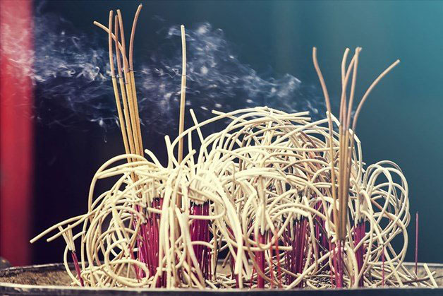 Cuối năm rút tỉa chân hương, lau dọn bàn thờ làm theo quy tắc: Sang năm hỷ tín tới nhà, tiền bạc dư dả