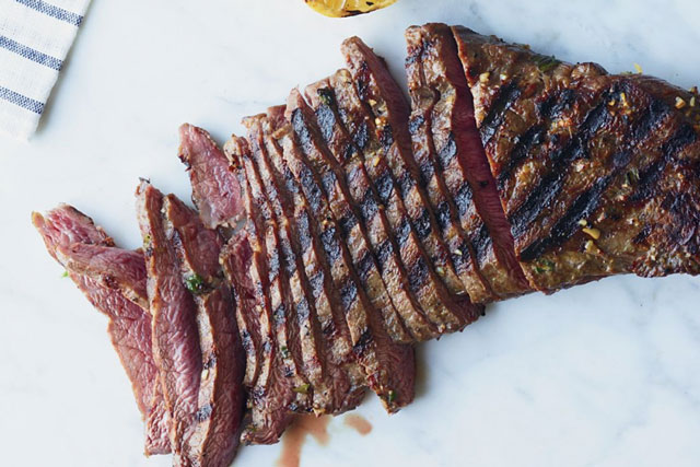 Ướp thịt bò đừng vội cho muối: Thêm một thìa bột này vào đảm bảo thịt mềm ngon chuẩn vị nhà hàng