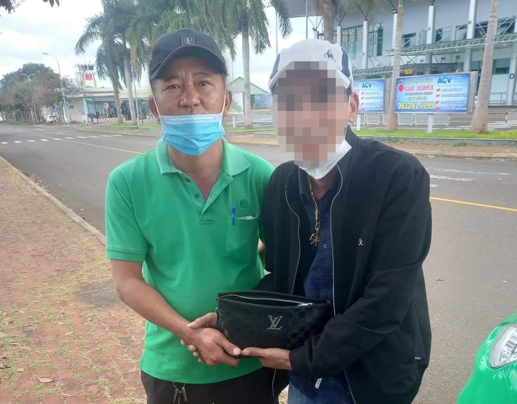 Anh Huỳnh Văn Hải – nhân viên điều hành taxi Mai Linh tại sân bay Pleiku trao 1 tỷ đồng lại cho khách hàng.