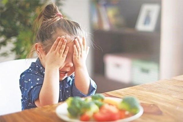 4 sai lầm phổ biến của cha mẹ khiến trẻ biếng ăn, chậm lớn
