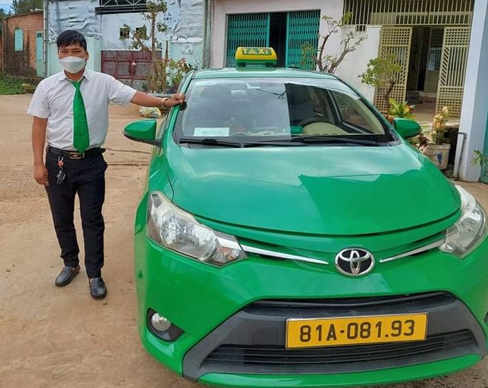 Anh Lê Văn Tình - lái xe taxi Mai Linh trung thực đã phát hiện ra ví tiền khách để quên trên xe đẩy tại sân bay Pleiku.