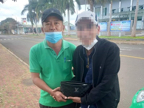 Lái xe Mai Linh trả lại 1 tỷ đồng cho hành khách bỏ quên tại sân bay