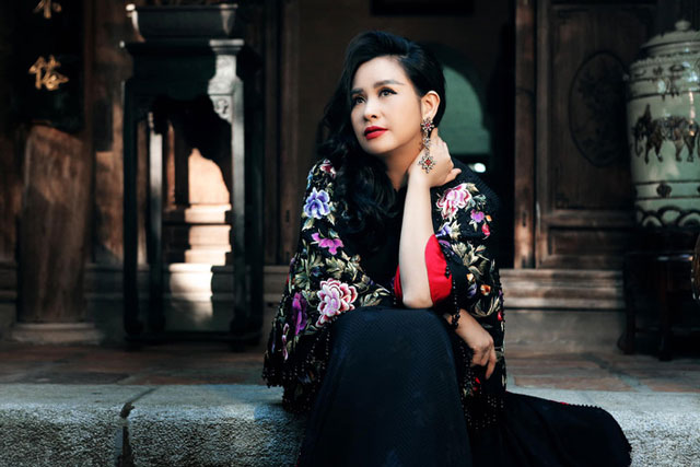 Thanh Lam tình cảm bên ông xã bác sĩ nhưng nhan sắc khi chụp cận gương mặt mới gây chú ý