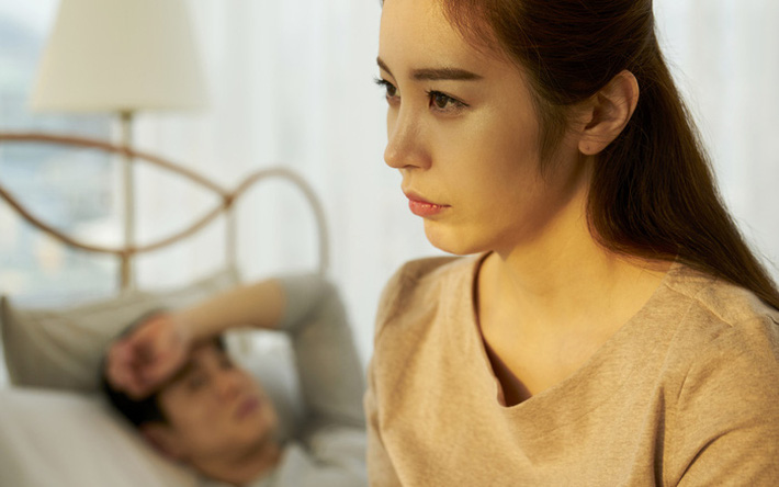 Đang ngủ say bỗng thấy ai đó cứ đập vào đầu giường, tôi bực tức tỉnh giấc thì chứng kiến cảnh tượng bẽ bàng