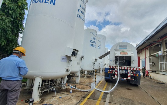 10 tấn oxy lỏng “tiếp sức” bệnh viện Bến Tre điều trị bệnh nhân COVID-19