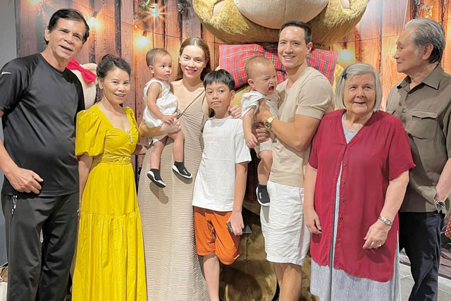 Út cưng nhà Hà Hồ lại chiếm hết "spotlight" với hành động gào thét đầy phẫn nộ trong khi cả nhà vui vẻ chụp ảnh