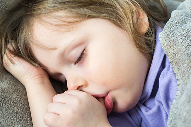 5 thói quen xấu có thể gây hại cho sức khỏe răng miệng của trẻ