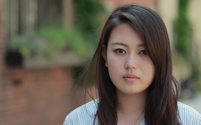 Vừa nhìn thấy em dâu tương lai, vợ tôi kêu choáng váng đầu óc, rồi vào phòng ngủ nằm lì ở đó không dám ló mặt ra