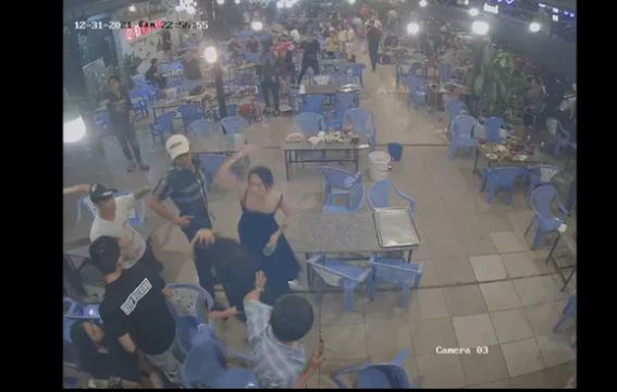 Mời bia không uống, 4 cô gái bị đánh tại quán nhậu