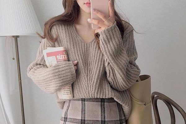 Muốn mặc áo len hợp mốt, bạn gái hãy học những cách mix đồ đơn giản sau