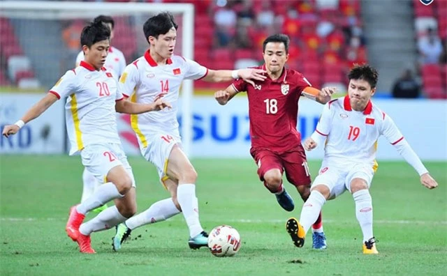Chanathip đột phá giữa vòng vây 3 cầu thủ Việt Nam ở trận bán kết