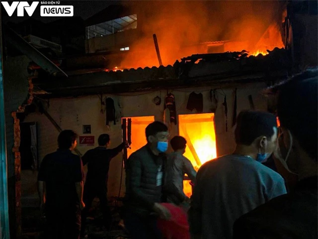 Hà Nội: Căn nhà bốc cháy ngùn ngụt sau tiếng nổ lớn, 2 vợ chồng trẻ tử vong trong đêm - Ảnh 1.