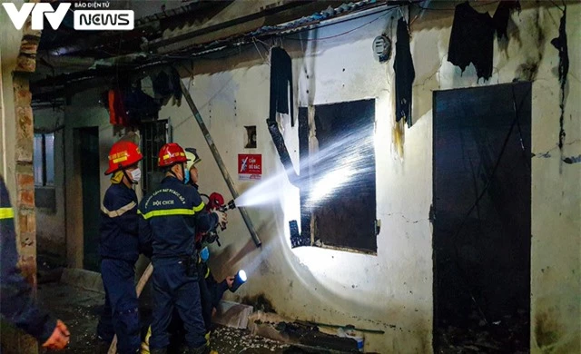 Hà Nội: Căn nhà bốc cháy ngùn ngụt sau tiếng nổ lớn, 2 vợ chồng trẻ tử vong trong đêm - Ảnh 2.