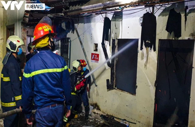 Hà Nội: Căn nhà bốc cháy ngùn ngụt sau tiếng nổ lớn, 2 vợ chồng trẻ tử vong trong đêm - Ảnh 3.