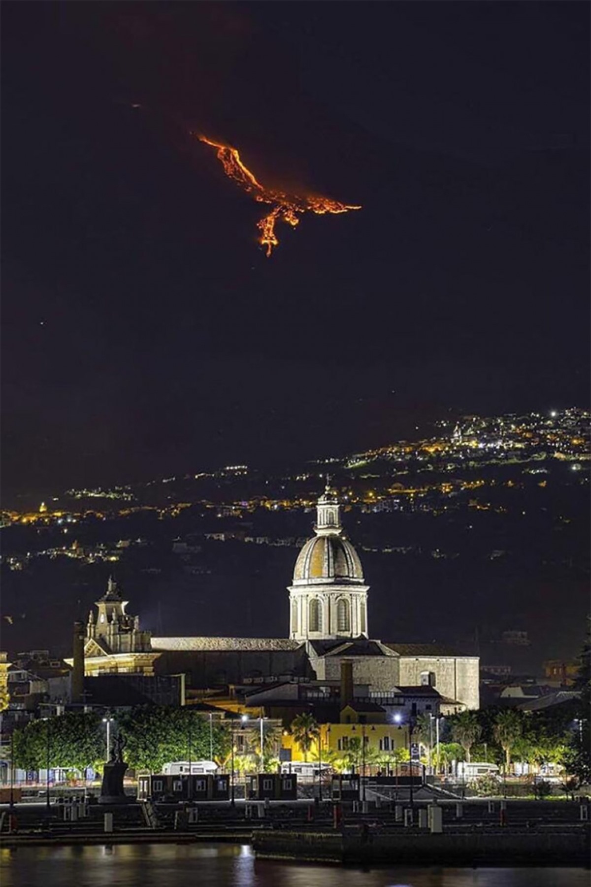 Vụ phun trào núi lửa Etna trông giống như một chú chim phượng hoàng.