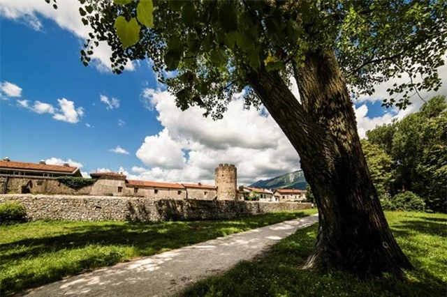 Ph&aacute;o đ&agrave;i La M&atilde; Castra gần s&ocirc;ng Hubelj, thung lũng Vipava. Ảnh: Vipavska.