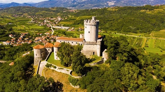 L&acirc;u đ&agrave;i Rihemberk tại thị trấn Branik, Thung Vipava, Slovenia. Ảnh: CNN.