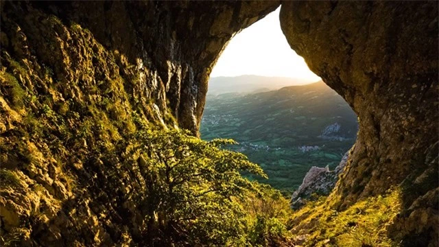 Cửa sổ Tự nhi&ecirc;n Otlica ở Cao nguy&ecirc;n rừng Trnovo, thung lũng Vipava, Slovenia. Ảnh: Vipavska.