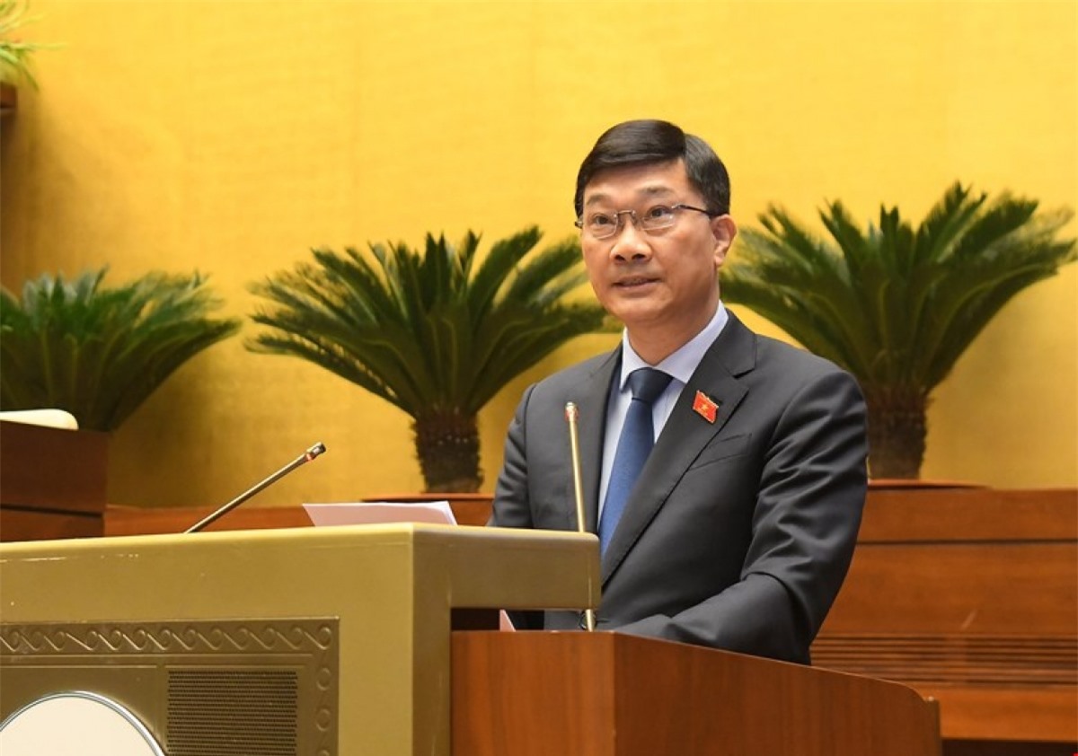 Chủ nhiệm Ủy ban Kinh tế của Quốc hội Vũ Hồng Thanh trình bày Báo cáo thẩm tra dự án Luật sửa đổi, bổ sung một số điều của 8 luật