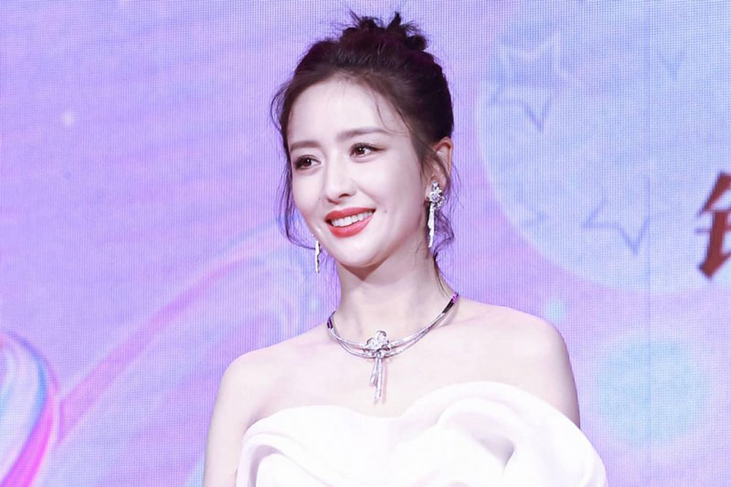 &quot;M&#x1EF9; n&#x1EEF; T&#xE2;n C&#x1B0;&#x1A1;ng&quot; &#x110;&#x1ED3;ng L&#x1EC7; &#xC1; d&#xF9; U40 v&#x1EAB;n l&#xEA;n &#x111;&#x1ED3; theo style tr&#x1EBB; trung m&#xE0; &#x111;&#x1EA7;y quy&#x1EBF;n r&#x169;