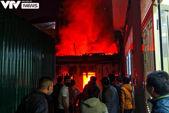Hà Nội: Căn nhà bốc cháy ngùn ngụt sau tiếng nổ lớn, 2 vợ chồng trẻ tử vong trong đêm