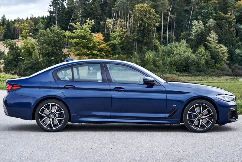 1. BMW 5 Series (doanh số: 319.067 chiếc, chiếm 18,2% thị phần). 