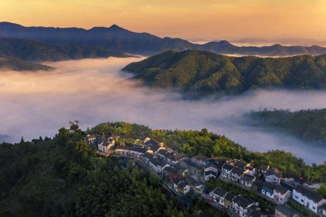 Ngôi làng tuyệt đẹp trên đỉnh núi, ngắm hoàng hôn qua biển mây đẹp ngất ngây