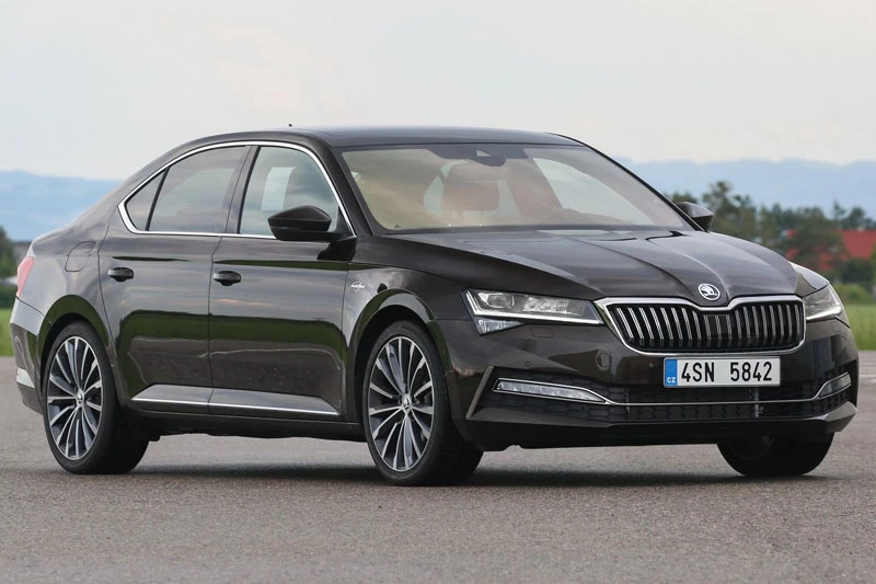 5. Skoda Superb (doanh số: 69.929 chiếc, chiếm 4% thị phần).