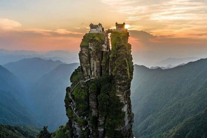 Ngôi đền đôi tuyệt đẹp trên đỉnh núi thánh, du khách phải leo 8.000 bậc