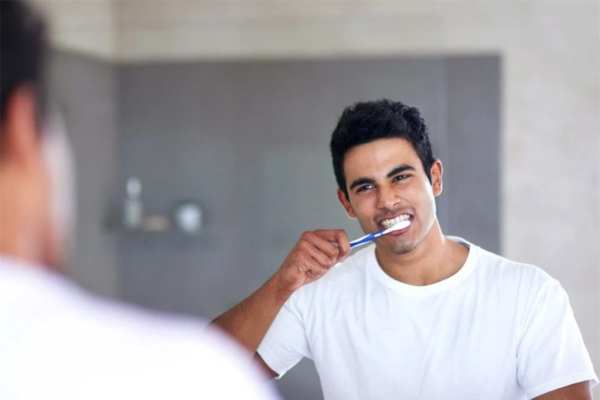 Chải răng nhẹ nhàng hơn: Để tránh gây thêm tổn thương cho men răng hoặc mô nướu, bạn nên sử dụng bàn chải đánh răng lông mềm và chải răng nhẹ nhàng hơn. Sử dụng các loại bàn chải đánh răng lông cứng có thể làm mòn thêm lớp men răng, khiến răng càng nhạy cảm hơn.