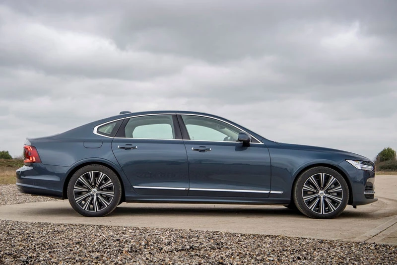 9. Volvo S90 (doanh số: 45.949 chiếc, chiếm 2,6% thị phần).