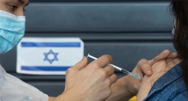 Israel: Mũi tiêm vaccine COVID-19 thứ tư tăng cường kháng thể gấp 5 lần - Ảnh 1.