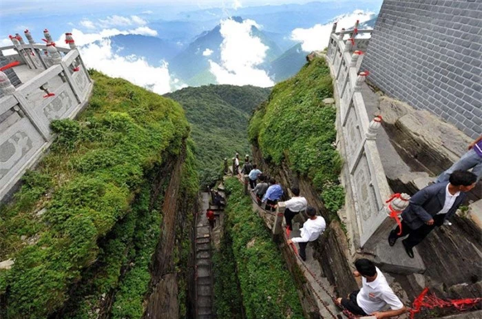 Ngôi đền đôi tuyệt đẹp trên đỉnh núi thánh, du khách phải leo 8000 bậc 6