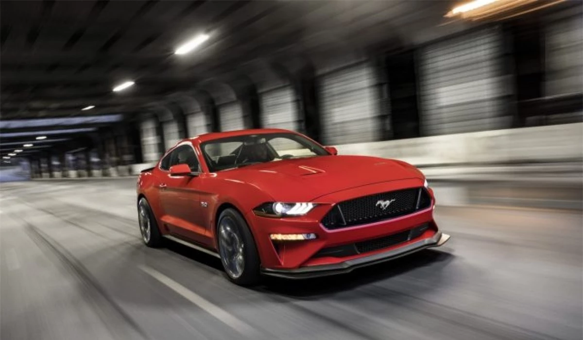 Ford Mustang cung cấp một loạt tùy chọn để điều chỉnh chiếc coupe cỡ lớn theo nhu cầu của bạn, từ chiếc coupe 4 xi lanh đến chiếc mui trần V8. Mức giá kể trên là dành cho chiếc coupe EcoBoost số sàn 6 cấp. Nó vượt trội hơn chiếc Challenger đặc biệt là ở mô men xoắn và cũng mang tính thể thao hơn đối thủ của mình ngay cả ở cấp độ trang trí tiêu chuẩn. Khách hàng sẽ được cung cấp một vài tùy chọn như hộp số tự động 10 cấp với giá 1.595 USD (tương đương 36 triệu đồng), gói an toàn & thông minh 725 USD (tương đương 16 triệu đồng) bổ sung thêm hệ thống kiểm soát hành trình và điều hướng. Trong khi đó gói 101A phổ biến sẽ trang bị hệ thống âm thanh 9 loa, nhiều chế độ lái và SYNC 3 với mức giá 2.200 USD (tương đương 49,8 triệu đồng).