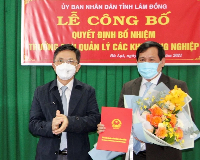 Ông Võ Văn Phương (bên phải), vừa được bổ nhiệm giữ chức vụ Trưởng Ban quản lý các khu công nghiệp tỉnh Lâm Đồng.