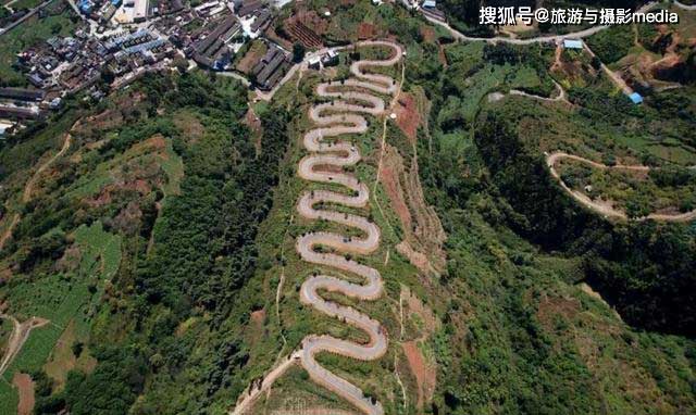 Đường cao tốc nhưng lại xây trên đỉnh núi, nhìn 68 khúc cua khiến ai cũng khiếp sợ