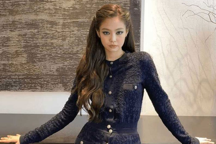 Ng&#x1EAF;m Jennie (BLACKPINK) di&#x1EC7;n &#xE1;o d&#x1EA1; Tweed &#x111;&#x1EB9;p &#x27;x&#xE9;m x&#x1EC9;u&#x27;, sang ch&#x1EA3;nh h&#x1EBF;t ph&#x1EA7;n c&#x1EE7;a thi&#xEA;n h&#x1EA1;