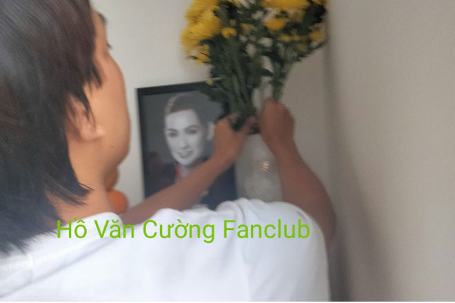 Hồ Văn Cường tự tay cắm hoa, lập bàn thờ cố ca sĩ Phi Nhung tại nhà riêng!