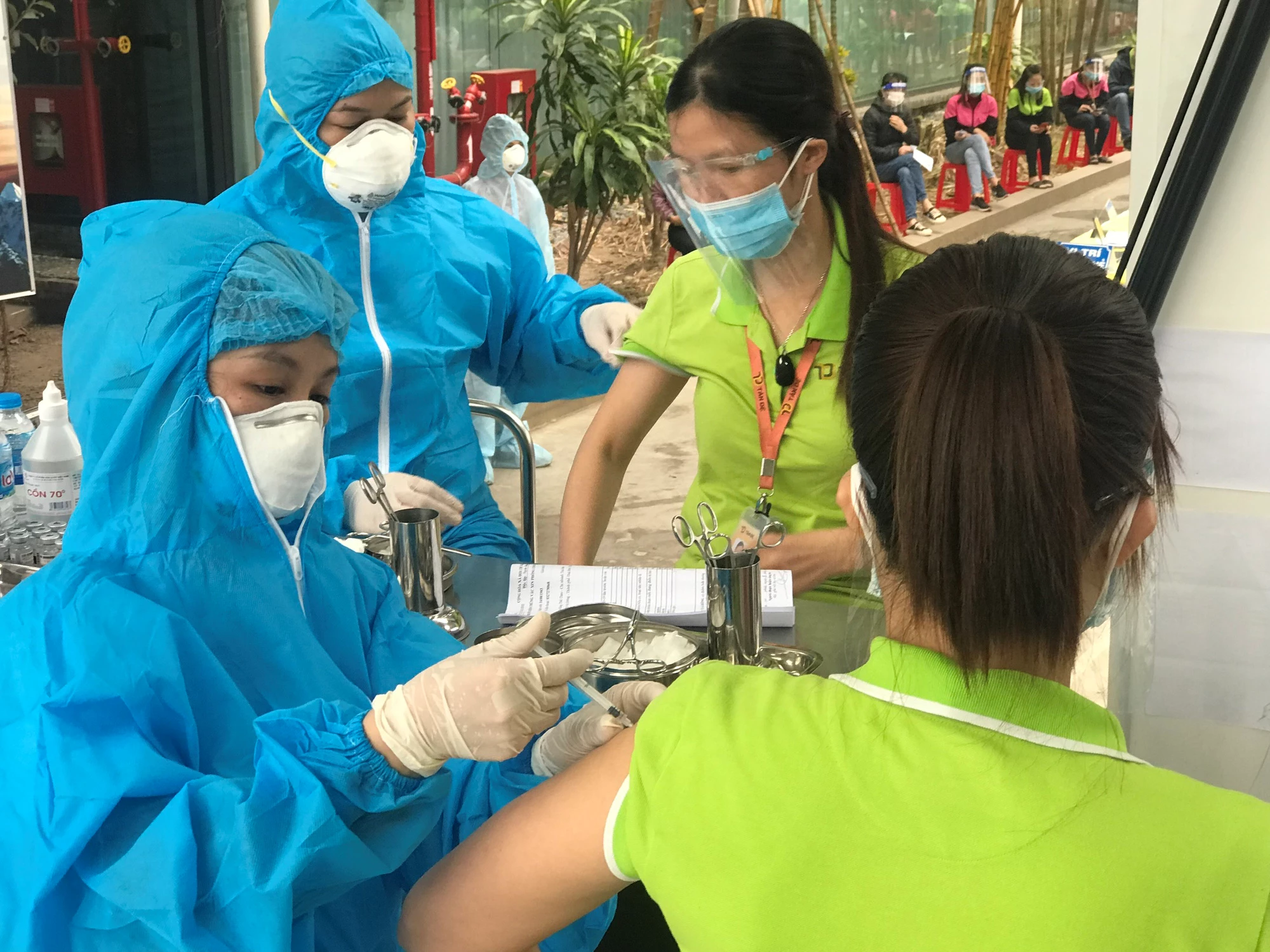 Đến nay, Việt Nam đã đạt trên 70% dân số được tiêm đủ liều cơ bản vaccine phòng COVID-19, so với mục tiêu WHO khuyến cáo, Việt Nam đã về đích trước 6 tháng. Dự kiến Việt Nam sẽ hoàn thành tiêm phủ mũi 3 vào cuối quý I/2022.Ảnh; Thái Bình