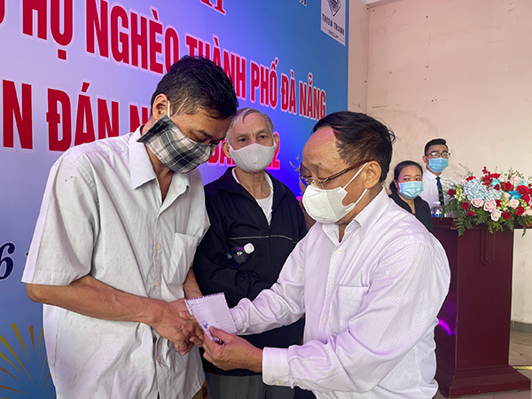 Trao 5.400 phần quà Tết tới người nghèo Đà Nẵng, Quảng Ngãi