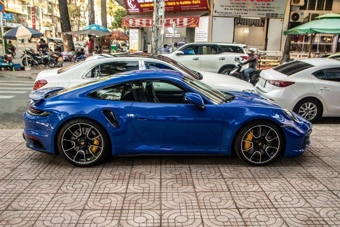 Cận cảnh Porsche 911 Turbo S màu lạ tại TP Hồ Chí Minh