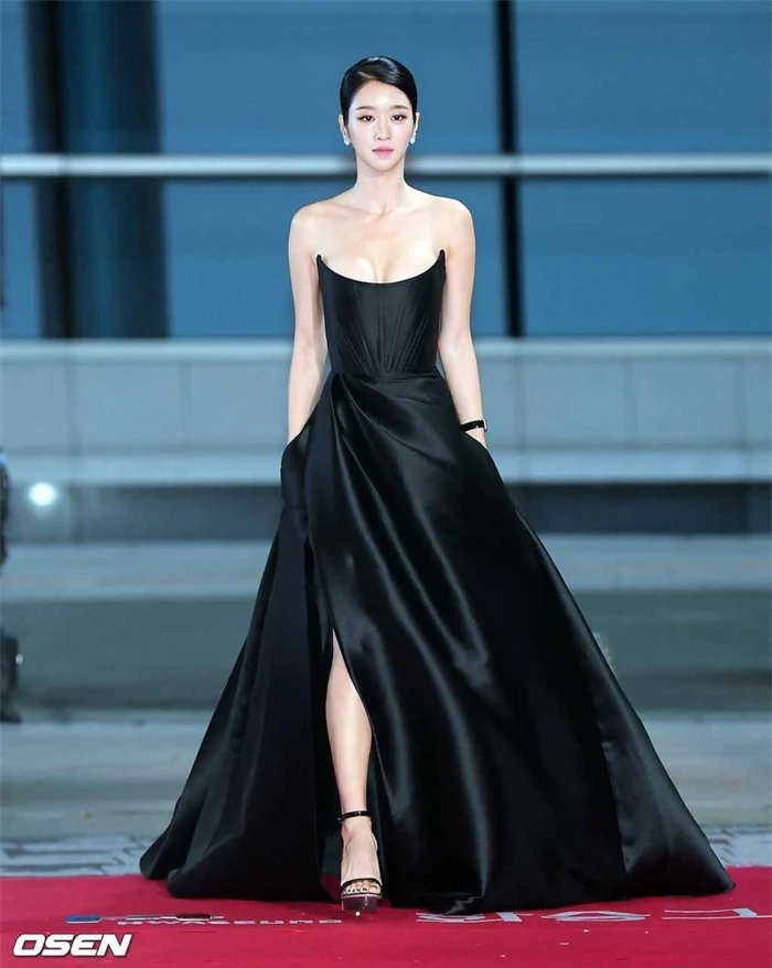 Đụng hàng một kiểu váy trễ nải, 3 mỹ nhân Seo Ye Ji, Charli D’Amelio, Trương Thiên Ái khoe dáng đẹp lồng lộn khiến thiên hạ lác mắt