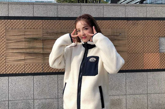 Trời chuẩn bị lạnh căm căm, diện áo khoác lông cừu đảm bảo chuẩn xinh như Dara, Sumni