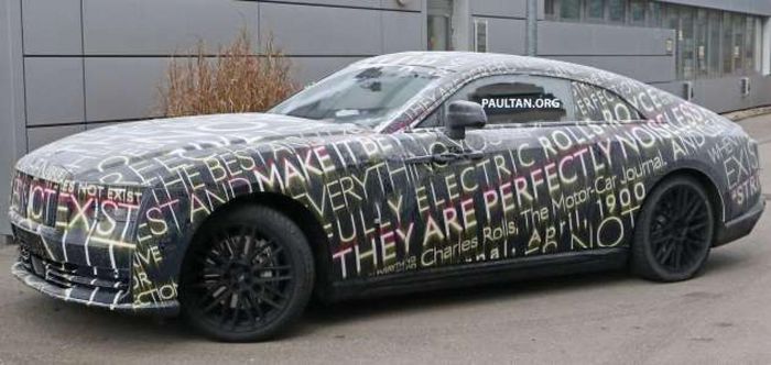 Siêu xe Rolls-Royce Spectre EV xuất hiện trên đường phố