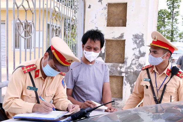 Không đội mũ bảo hiểm bị phạt gấp đôi mức hiện hành