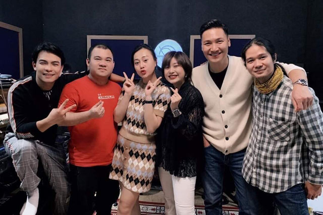 Cuối cùng thì Phương Oanh - Mạnh Trường cũng có "ảnh xịn" cạnh nhau, đánh dấu màn tái hợp sau Hương vị tình thân