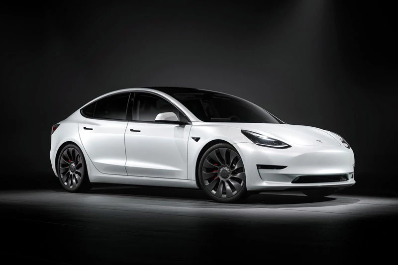 2. Tesla Model 3 (doanh số: 572 nghìn chiếc, chiếm 6,8% thị phần).