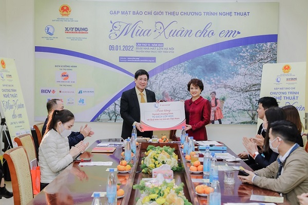 Sao Thái Dương trao tặng Format chương trình “Tủ sách lớp học” tới Quỹ Bảo trợ trẻ em Việt Nam