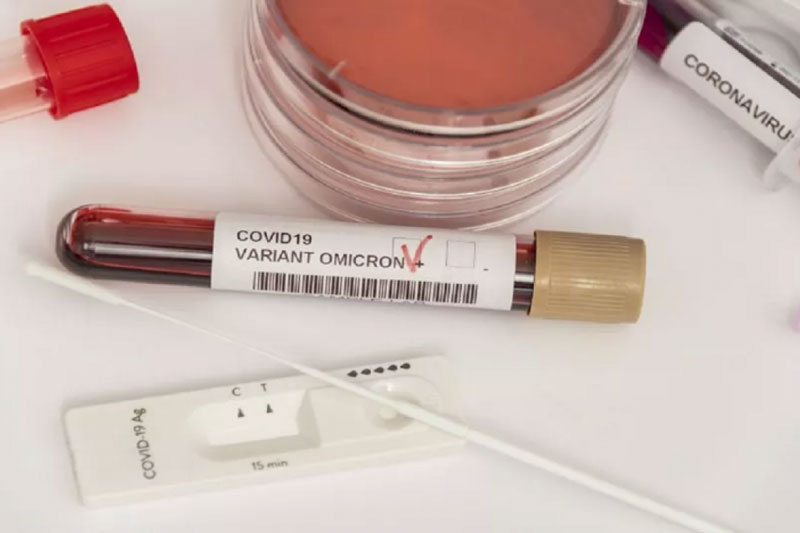 Triệu chứng và mức độ nghiêm trọng của Omicron ở người lớn đã tiêm vaccine như thế nào?