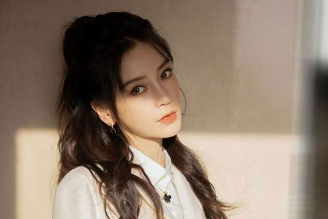 Đừng sợ lạnh lẽo, mùa đông mặc nguyên set đồ trắng vẫn lộng lẫy và ưa nhìn như Angela Baby